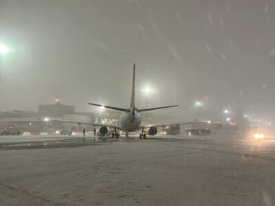 وضعیت عادی پروازها در فرودگاه مشهد در پی بارش برف