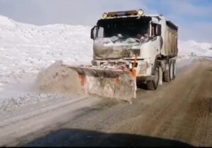 نجات ۸ خودرو گرفتار در برف و یخبندان در کاشان