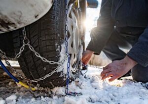 رانندگان در محورهای کوهستانی زنجیر چرخ همراه داشته باشند