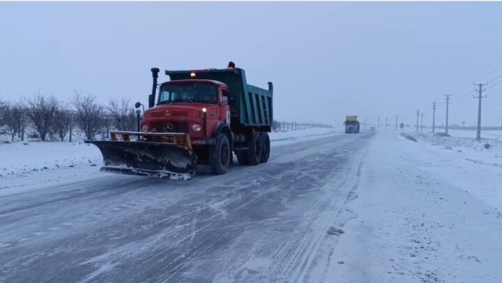 عملیات برف‌روبی راه روستایی لیما توسط راهداران  رودسر