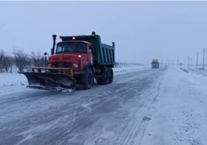 قدمی: بارش برف در محورهای کوهستانی؛ ۳۲ اکیپ راهداری در سمنان فعال است