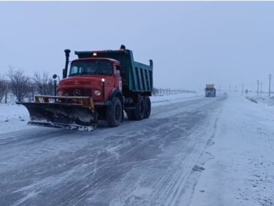 قدمی: بارش برف در محورهای کوهستانی؛ ۳۲ اکیپ راهداری در سمنان فعال است