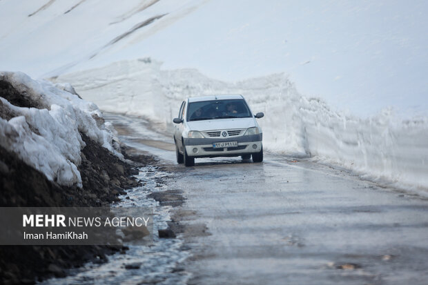 تلاش بی‌وقفه راهداران در استان سمنان؛ تردد در تمام جاده‌ها برقرار شد