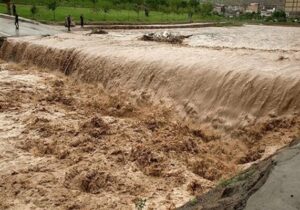 جاری شدن سیلاب در روستای ایثارده تنکابن