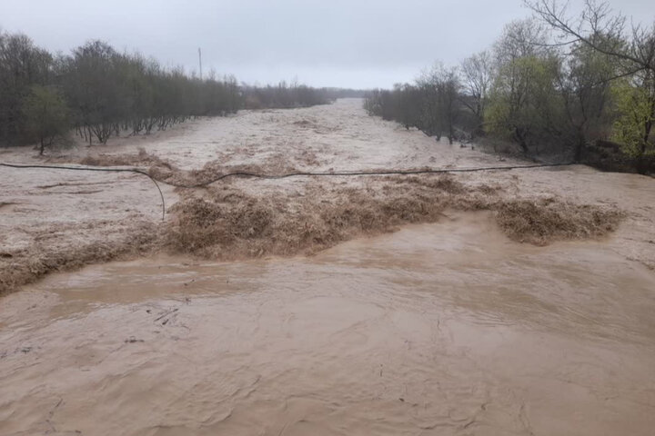 طغیان رودخانه گز در سیریک بر اثر بارندگی شب گذشته