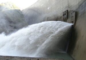 رسوب گیری و باز شدن دریچه لجن کش سد استقلال میناب