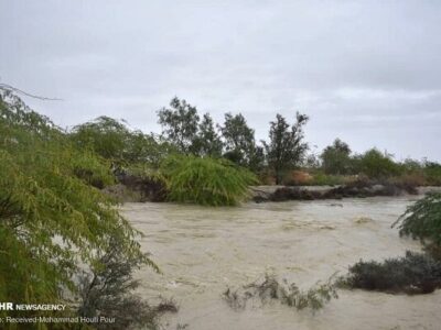 گرفتاری خودرو در سیلاب رودخانه کهنشوییه رودان