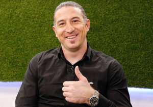 در ایران پول جایگزین فوتبال شده