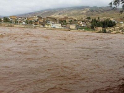 گرفتار شدن یک دستگاه نیسان آبی در سیلاب بشاگرد