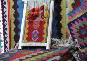 شهر ملی «گلیم ورنی عنبران» و چشم‌انداز جهانی‌شدن آن