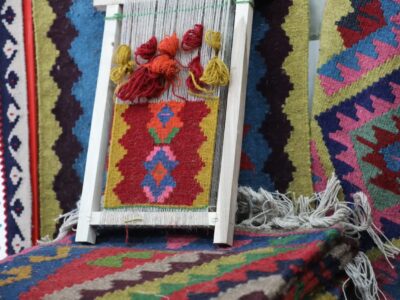 شهر ملی «گلیم ورنی عنبران» و چشمانداز جهانیشدن آن