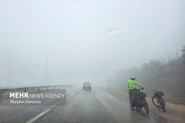 مه‌گرفتگی و لغزندگی محورهای کوهستانی اصفهان؛ محور سی سخت پادنا مسدودشد