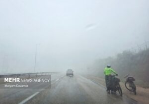 مهگرفتگی و لغزندگی محورهای کوهستانی اصفهان؛ محور سی سخت پادنا مسدودشد