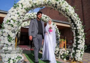 ۲۵۰ عروس و داماد دانشجو در دانشگاه تهران هدیه مشهد دریافت کردند