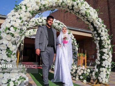 ۲۵۰ عروس و داماد دانشجو در دانشگاه تهران هدیه مشهد دریافت کردند