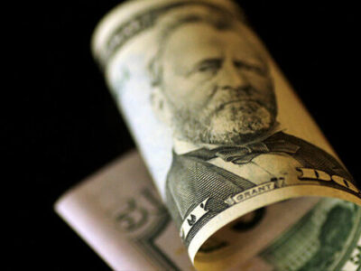 دولت و بانکها چگونه از گران شدن نرخ ارز سود می برند؟