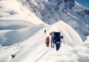 فخاری: عملیات جستوجوی کوهنورد مفقود شده در قله دماوند ادامه دارد