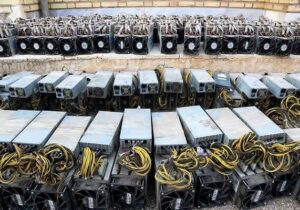 ۵۰ ماینر قاچاق در یک کارخانه متروکه در کاشان کشف شد