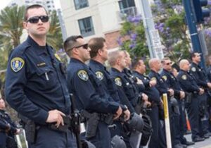 ببینید | اولین تصاویر از حمله FBI به خانه مظنون بمبگذاری لولهای در کمیته ملی جمهوریخواهان و کمیته ملی دموکراتها