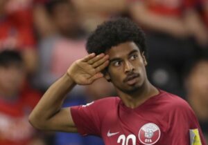 ببینید | اکرم عفیف امام جماعت شد