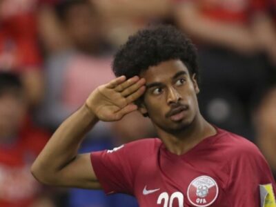 ببینید  | اکرم عفیف امام جماعت شد