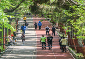 پیاده‌روی خانوادگی در گرگان