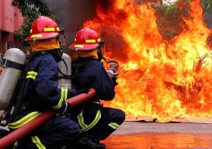 آتشسوزی سوله تجهیزات الکترونیکی در دولتآباد؛ تاکنون ۸ مصدوم گزارش شد