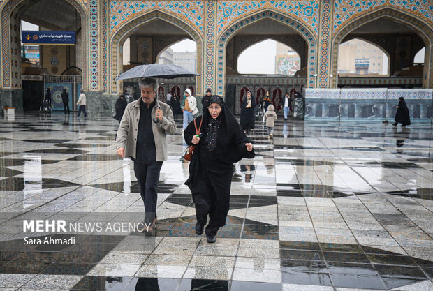 یک روز بارانی در حرم مطهر امام رضا(ع)