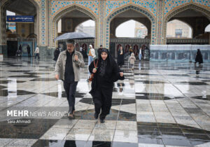 یک روز بارانی در حرم مطهر امام رضا(ع)