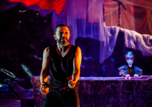 ترکیب بدنها و نقاشی در «شاخ بیسر»؛ تئاتر ابزار سرگرمی صرف نیست