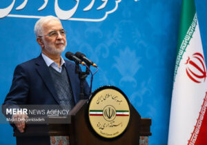 مومنی: استانداران محور اصلی اجرای برنامه‌های اقتصادی و عمرانی دارند