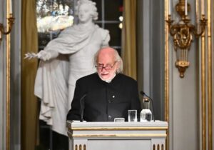 لاسلو کراسناهورکایی نظم موجود جهانی را زیر سوال برد