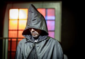 ماجرای جادوگری که در باغ دوک پرسه میزند؛ درآمیختن طنز با ژانر معمایی!