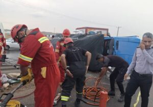نجات سرنشین محبوس در حادثه واژگونی خودرو در بلوار راهآهن بندرعباس
