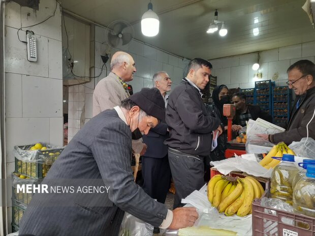 یلدا در سایه گرانی؛ خانواده‌ها منتظر حراج و خرید در وقت اضافه هستند