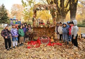 اجرای گذر پاییزی در بوستانهای بزرگ منطقه یک با فرش برگها