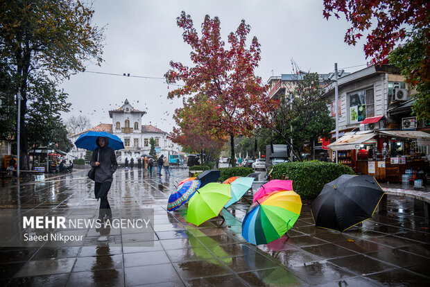 بارش باران پاییزی در رشت