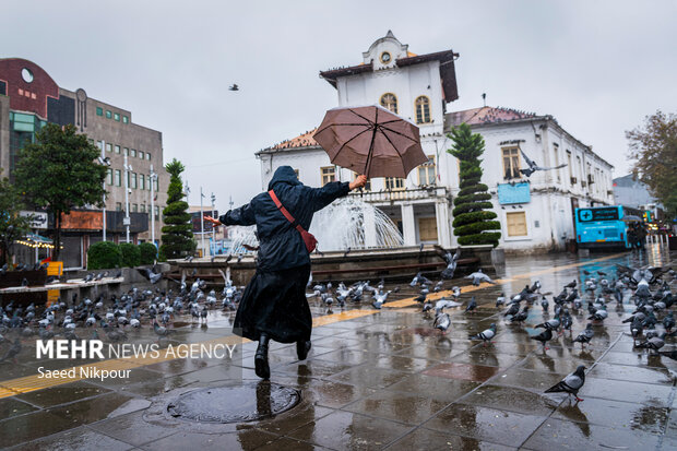 بارش باران پاییزی در رشت
