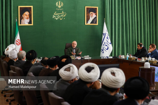 دیدار رئیس و اعضای هیئت علمی مرکز تحقیقات اسلامی مجلس با محمدباقر قالیباف