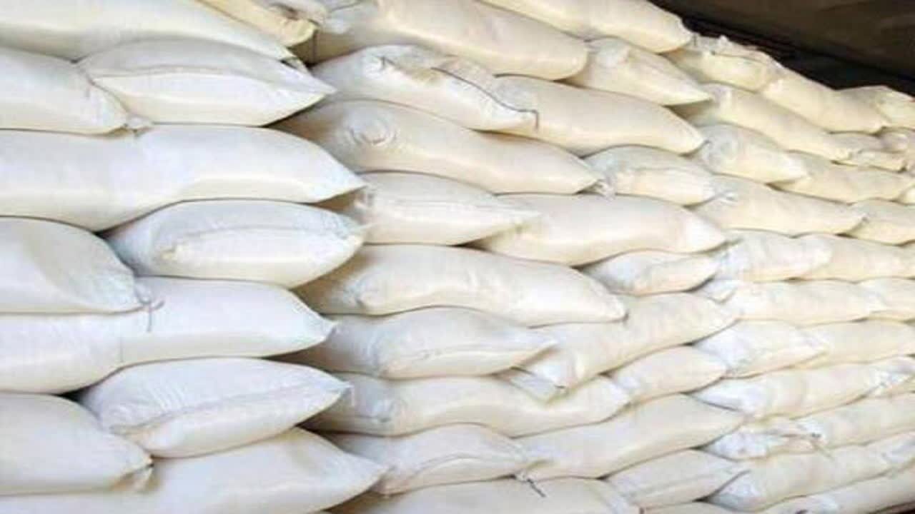 حمل آرد کارخانجات هرمزگان در شرایط ناپایدار جوی ادامه دارد حمل آرد کارخانجات هرمزگان در شرایط ناپایدار جوی ادامه دارد