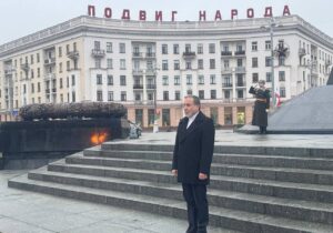 اهدای تاج گل در میدان پیروزی بلاروس به یاد کشته شدگان جنگ جهانی دوم