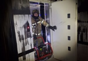 نجمی: حریق یک آپارتمان در مشهد با تلاش ۲۲ آتشنشان مهار شد