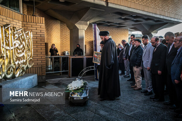 بدرقه آرام کامران فانی به آرامگاه ابدیش