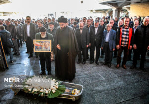 بدرقه آرام کامران فانی به آرامگاه ابدیش