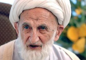 خاطره مرحوم خزعلی از اطاعت آیتالله ۸۰ ساله از فرمانده ۲۲ ساله در جبهه/ میگفت از ترس هواپیما روی زمین نخوابیدم، فرمان فرمانده را واجب میدانم