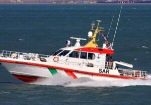 خدمه یک فروند لنج باری در مسیر دبی- لاور ساحلی نجات یافتند