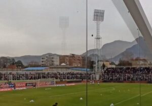 ورود دروازهبانان خیبر به زمین و تشویق دیناروند