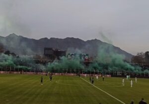 آتشبازی هواداران خیبر در جریان دیدار با استقلال