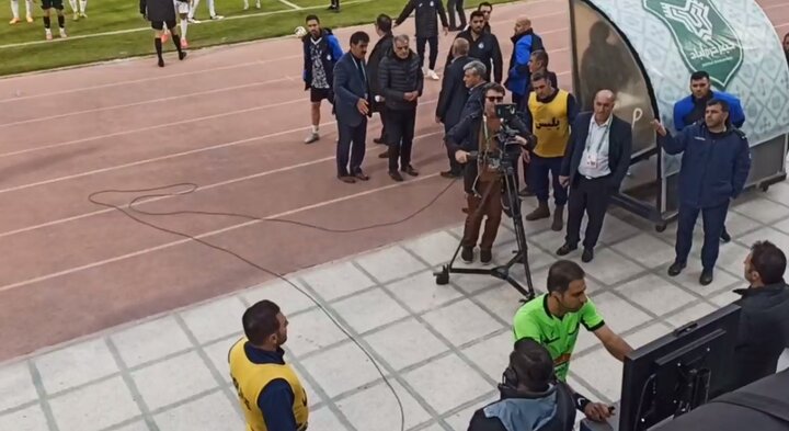 بررسی VAR و اعلام پنالتی برای استقلال