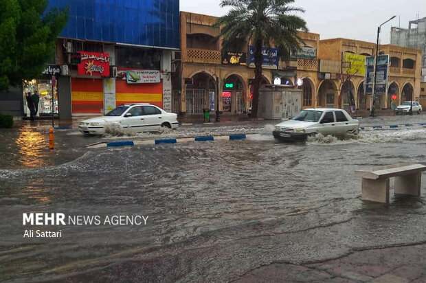 وضعیت خیابان‌های بندرعباس؛ معابر تبدیل به رودخانه شده است